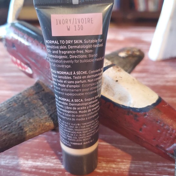 Ivory W 130 (Warm) Luminous 3D Foundation Normal to Dry Skin TimeWise® - Picture 3 of 4